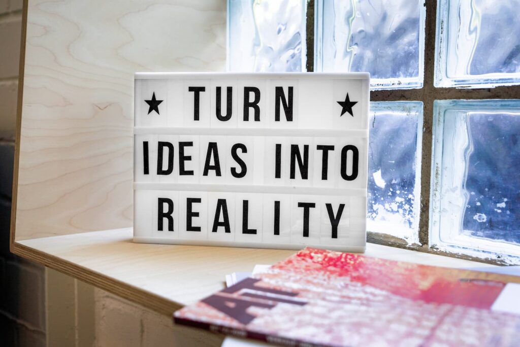 tavla med texten "turn ideas into reality"