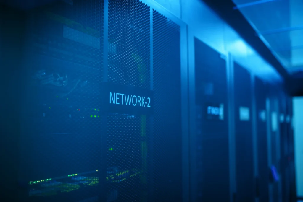 Närbild på servrar i ett datacenter som används till cacheminne